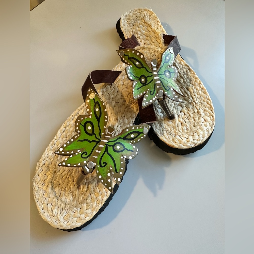 Leather and straw flip flops. Probably handmade size appears to fit like 7/8 🦋
